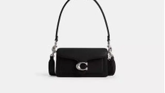 Charli XCX Tampil Grunge Feminin dengan Tas Coach Tabby Seharga Rp7 Jutaan di MV 'Party 4 U'