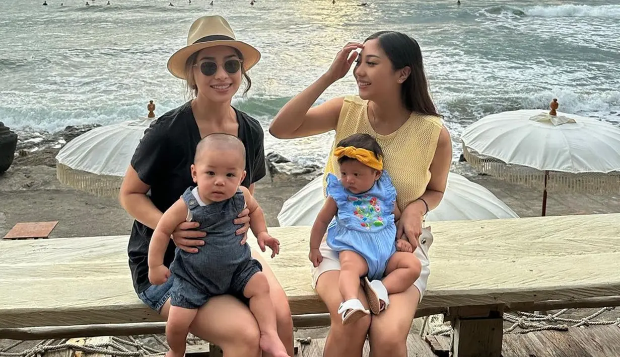 Sama-sama sudah jadi ibu, Nikita Willy dan Winona Willy tak kehilangan momen untuk habiskan waktu berdua. Ini adalah momen Niki dan Nona liburan di Bali. Tak hanya sekadar liburan, keduanya memang memilih untuk menetap sementara di Bali karena menjauhi polusi. Penampilannya stylish bak ABG, Niki dan Nona tidak terlihat seperti sudah jadi ibu. (Liputan6.com/IG/@nikitawillyofficial94)