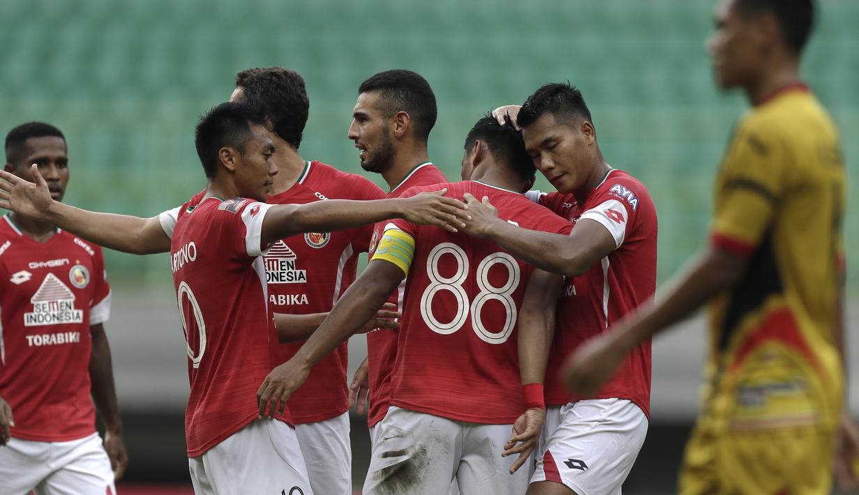 Para pemain Semen Padang merayakan gol yang dicetak Irsyad Maulana ke gawang Mitra Kukar pada laga Piala Presiden 2019 di Stadion Patriot, Bekasi, Kamis (14/3). Padang menang 2-0 atas Mitra. (Bola.com/Yoppy Renato)