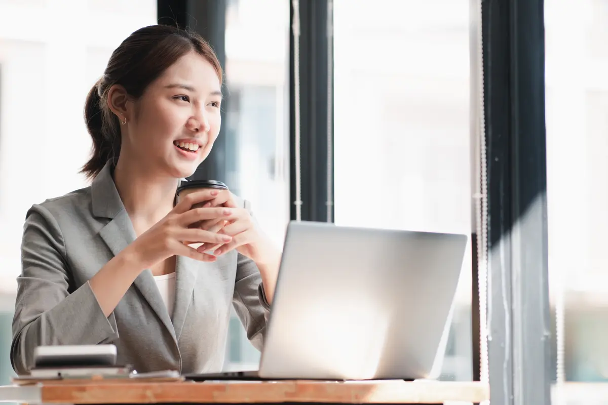 wanita februari aura positif