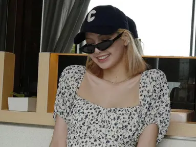 Tampil dengan simple dress, Lisa Blackpink terlihat memesona dengan topi serta kacamata hitam. Gaya kasual wanita asal Thailand ini berhasil curi perhatian netizen. (Liputan6.com/IG/@lalalalisa_m)