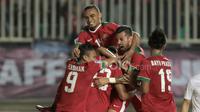 Ekspresi bahagia para pemain Timnas Indonesia  merayakan gol Hansamu pada laga Semi-final AFF Suzuki Cup 2016 melawan Vietnam di Stadion Pakansari, Bogor, (03/12/2016). (Bola.com/Nicklas Hanoatubun)