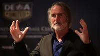 Pelatih baru Dewa United FC, Jan Olde Riekerink memberikan pernyataan saat konferensi pers pengenalan pelatih baru Dewa United FC untuk BRI Liga 1 2022/2023 yang berlangsung di Hotel Episode, Gading Serpong, Tangerang, Selasa (10/1/2023). (Bola.com/Bagaskara Lazuardi)