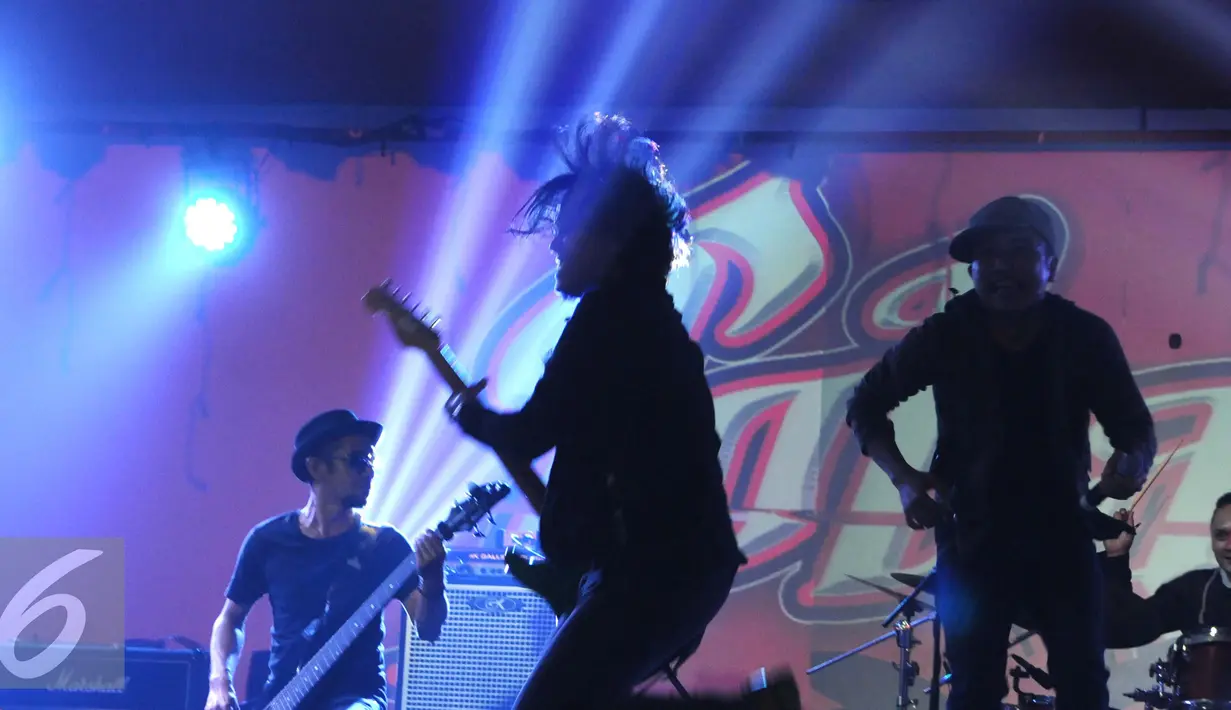 Musisi Viky Sianipar (kiri) dan Alsant Nababan saat tampil di konser Toba Rock di Jakarta, Jumat (2/9). Konser Toba Rock mengusung konsep penggabungan musik etnik Batak dan rock barat. (Liputan6.com/Helmi Afandi)