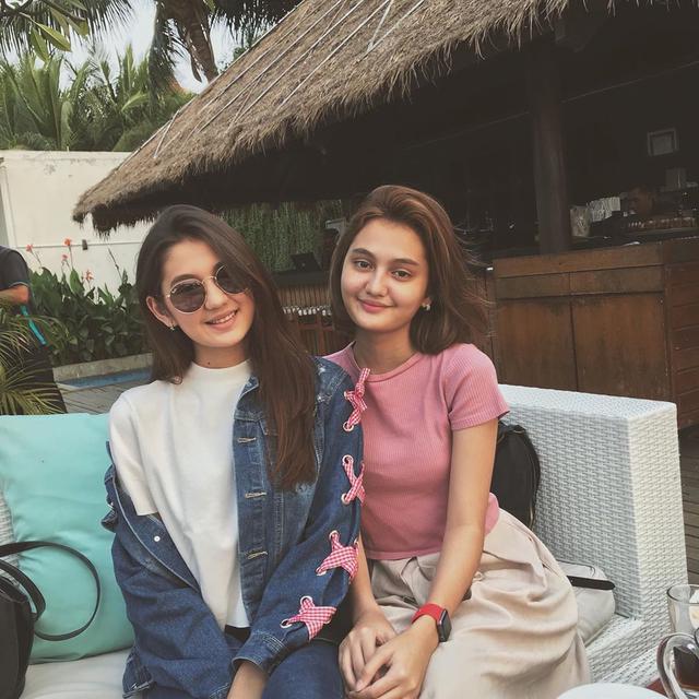 7 Potret Laura Jackson, Adik Zoe Jakson yang Tak Kalah Memesona