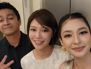 Tak hanya sebagai perwakilan di BIFF 2022, Mikha Tambayong juga sabet penghargaan Asia Wide Award dan diberikan di 'BIFF Asia Star Awards 2022' yang merupakan bagian dari Busan International Film Festival 2022 (BIFF 2022). Berkesempatan foto bareng Choi Soo Young yang juga hadiri BIFF 2022, kebersamaan Mikha Tambayong dan Deva Mahenra bareng anggota grup SNSD itu bak sahabat karib. (Liputan6.com/IG/@miktambayong)