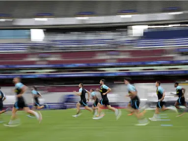 Para pemain Inter Milan berlari saat menjalani sesi latihan di Ataturk Olympic Stadium, Istanbul, Turki, Jumat (9/6/2023). Manchester City dan Inter Milan sedang melakukan persiapan terakhir jelang laga final Liga Champions. (AP Photo/Antonio Calanni)