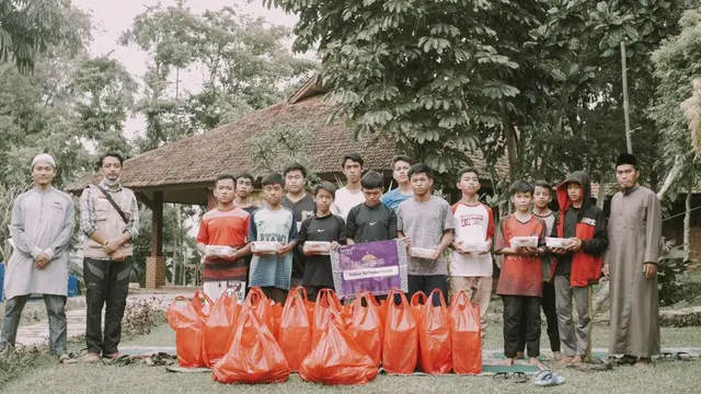 BMM Bagikan Paket Berbuka Puasa pada Warga yang Membutuhkan