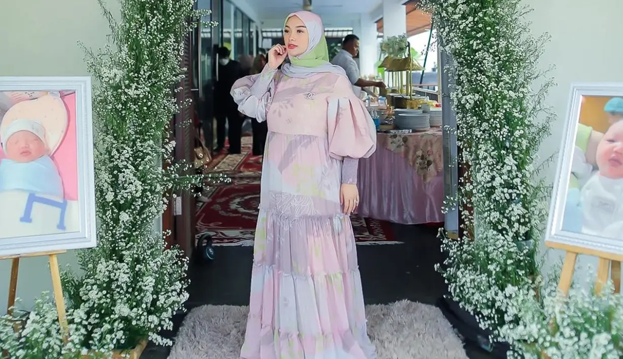 Setelah hampir 2 minggu menjalani proses persalinan, Zaskia memperlihatkan penampilannya untuk pertama kali di acara tasyakuran akikah anak keduanya beberapa waktu lalu. Dalam acara spesial tersebut, pelantun lagu 'Bang Jono' ini tampil anggun mengenakan dress panjang motif keunguan. (Liputan6.com/IG/@zaskia_gotix)