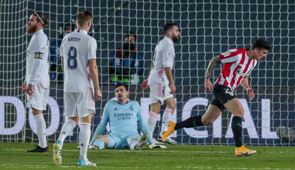 Pemain Athletic Bilbao, Ander Capa, melakukan selebrasi usai mencetak gol ke gawang Real Madrid pada laga Liga Spanyol di Stadion Alfredo Di Stefano, Rabu (16/12/2020). Real Madrid menang dengan skor 3-1. (AP/Bernat Armangue)
