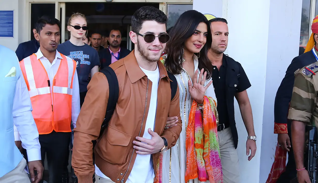Aktris India Priyanka Chopra (kanan) dan musisi AS Nick Jonas (kiri) tiba di Jodhpur, Rajasthan, India, Kamis (29/11). Chopra dan Nick akan menikah pada 2 Desember 2018. (Sunil VERMA/AFP)