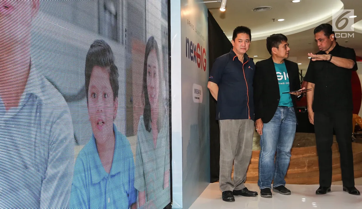 Presdir PT Mediatama Anugrah Citra (NexMedia), Junus Koswara, Technology Director IM2 Yune Marketatmo dan Direktur PT Mediatama Televisi, Rachmat Akbari berbincang saat peluncuran nexGIG di Jakarta, Selasa (14/8). (Liputan6.com/Fery Pradolo)