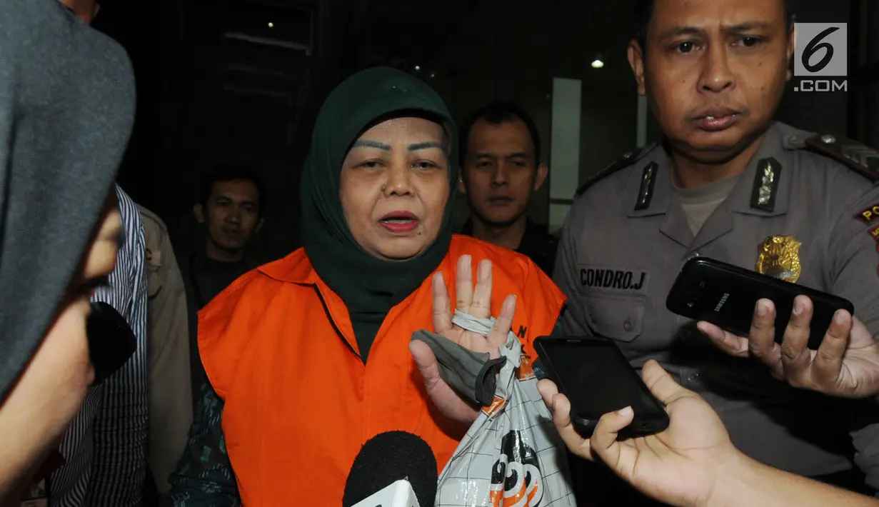 Anggota DPRD Malang Rahayu Sugiarti dimintai keterangan awak media usai menjalani pemeriksaan paska penetapan sebagai tersangka di gedung KPK, Jakarta, selasa (27/3). (Merdeka.com/Dwi Narwoko)