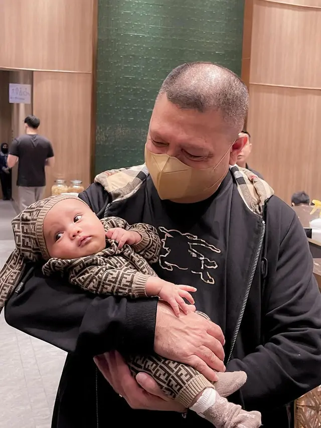 Raul Lemos gendong anak kedua Aurel (Instagram/krisdayantilemos)