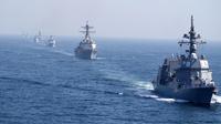 Kapal perang dari berbagai negara mengikuti latihan multinasional AMAN-23 di Laut Arab dekat Karachi, Pakistan, 13 Februari 2023. Kapal perang lebih dari 50 negara termasuk Amerika Serikat, China, Jepang, dan Indonesia berpartisipasi dalam latihan multinasional lima hari yang diselenggarakan oleh Angkatan Laut Pakistan di Laut Arab untuk meningkatkan kerja sama dalam menjaga keamanan laut dari perompak, teroris, dan penyelundup. (AP Photo/Fareed Khan)