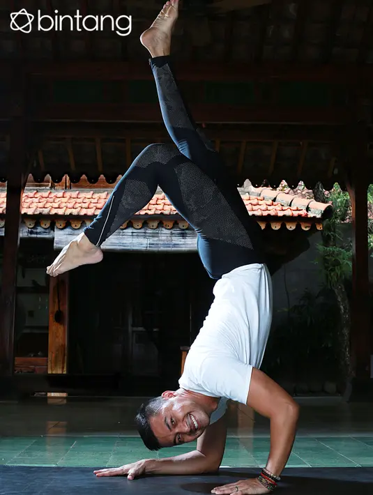 Menjatuhkan pilihan kepada yoga ketimbang berakting pun Anjasmara tetap mendapat dukungan keluarga. Istri dan anak-anaknya tak pernah melarang selama hal itu tidak memberikan efek yang buruk baginya.  (Galih W. Satria/Bintang.com)