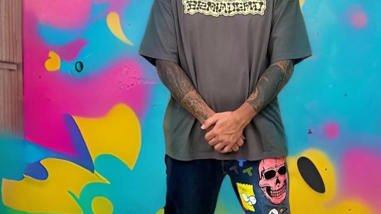 Potret Tora Sudiro bergaya macho (Sumber: Instagram/t_orasudi_ro)
