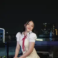 Padupadan kemeja putih yang simple namun tidak mebosankan ala selebriti gen z Indonesia (Foto: Instagram@/anneth.dlc)