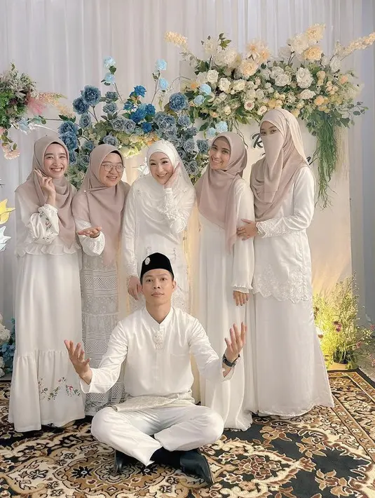 Nadya tampil dengan gamis warna putih, dipadukan kerudung panjang warna coklat. [@nadyamustikarahayu]