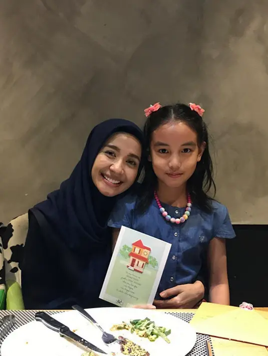 Bella dan Engku Aleesya untuk pertama kalinya dipertemukan pada bulan Juli 2017 lalu. Seperti caption yang dituliskan Emran pada foto ini, “Kuala Lumpur 15/7/2017. Bella meets Aleesya for the very first time. #happytears”. (Instagram/iamkumbre)