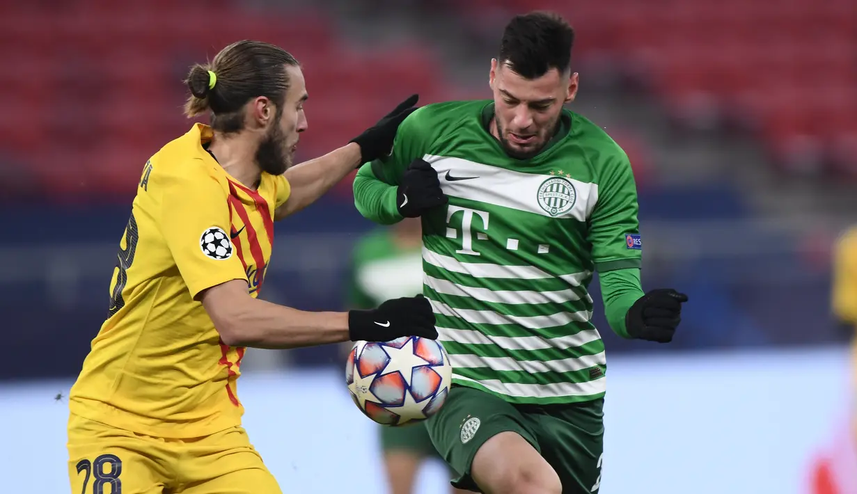 Bek Barcelona, Oscar Mingueza dan pemain depan Ferencvaros, Roko Baturina (kanan) bersaing memperebutkan bola pada matchday kelima Grup G Liga Champions di Puskas Arena, Kamis (3/12/2020) dinihari WIB. Barcelona berhasil meraih kemenangan 3-0 di kandang Ferencvaros. (Attila KISBENEDEK / AFP)