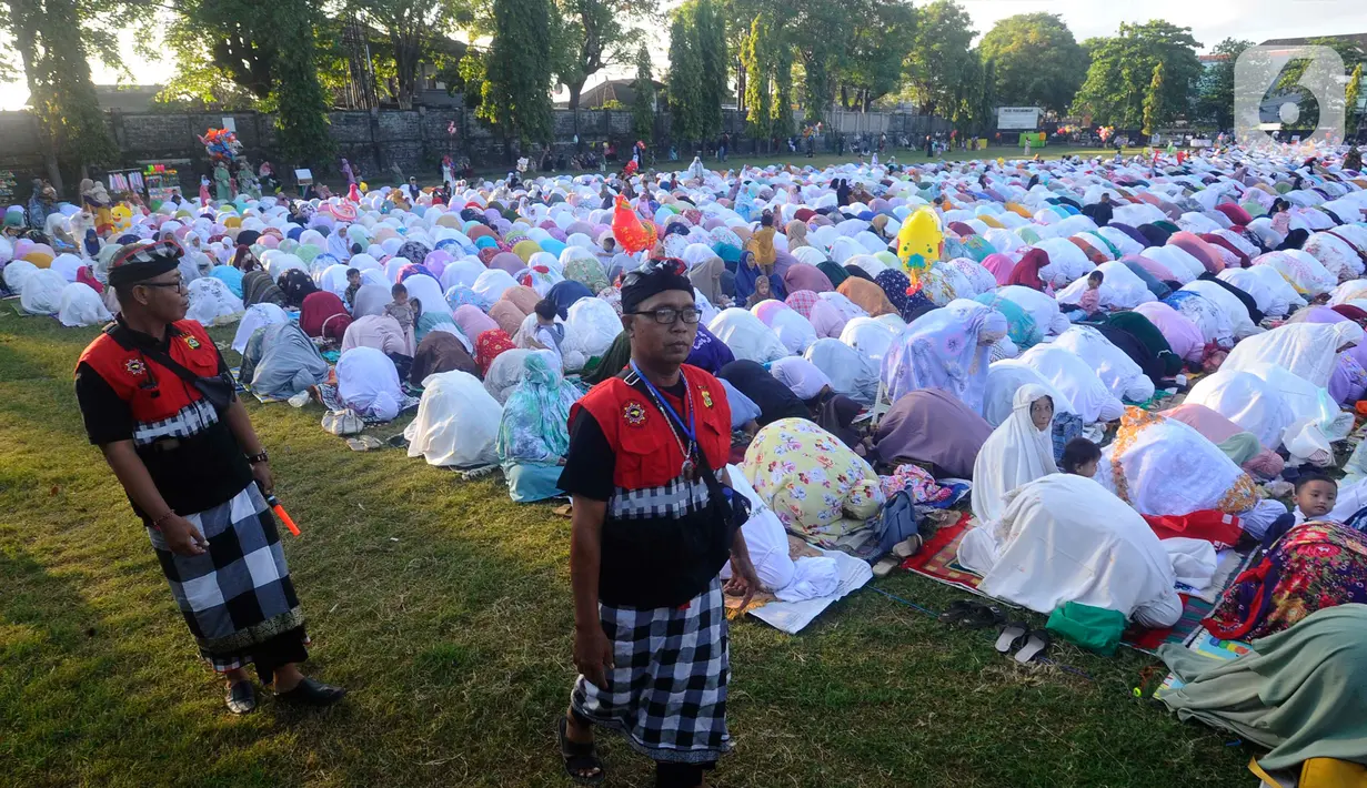 Pelaksaaan ibadah Sholat Idul Fitri 1444 H di Pulau Bali berjalan lancar dengan melibatkan unsur TNI/POLRI dan pecalang. (merdeka.com/Arie Basuki)