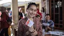 Penyanyi dangdut Ayu Ting Ting berpose memegang surat suara sbeelum mencoblos pada Pilkada Serentak 2018 di  TPS 5, Sukma Jaya, Depok, Rabu (27/6). Kota Depok bersiap menentukan gubernur Jawa Barat untuk 5 tahun mendatang. (Liputan6.com/Faizal Fanani)