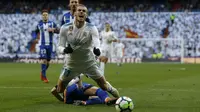 Pemain Real Madrid, Gareth Bale jatuh saat berebut bola dengan pemain Alaves pada La Liga Santander di Santiago Bernabeu stadium, Madrid, (24/2/2018). Real Madrid menang 4-0. (AP/Francisco Seco)