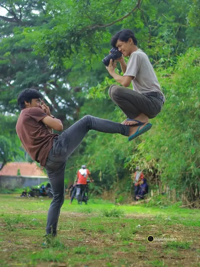 6 Editan Foto 2 Sahabat Pegang Kamera Ini Nyeleneh, Kocak