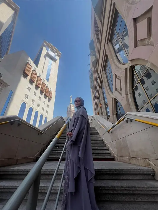 Calon menantu Maia Estianty itu pamer OOTD cantik dan menawannya di area Masjid Al Haram [@tissabiani]