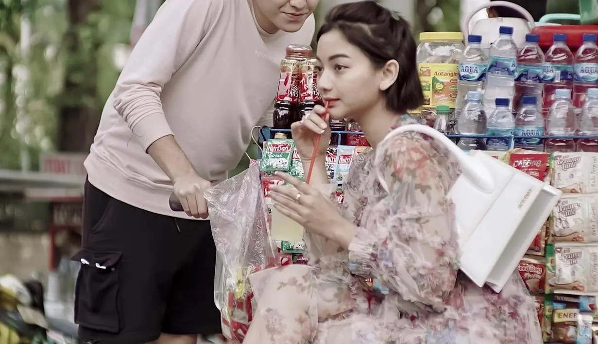 Sebelumnya, pasangan pengantin baru tersebut memang senang bermain dengan pakaian yang senada dan sehati. [@glencahysaraofficial]