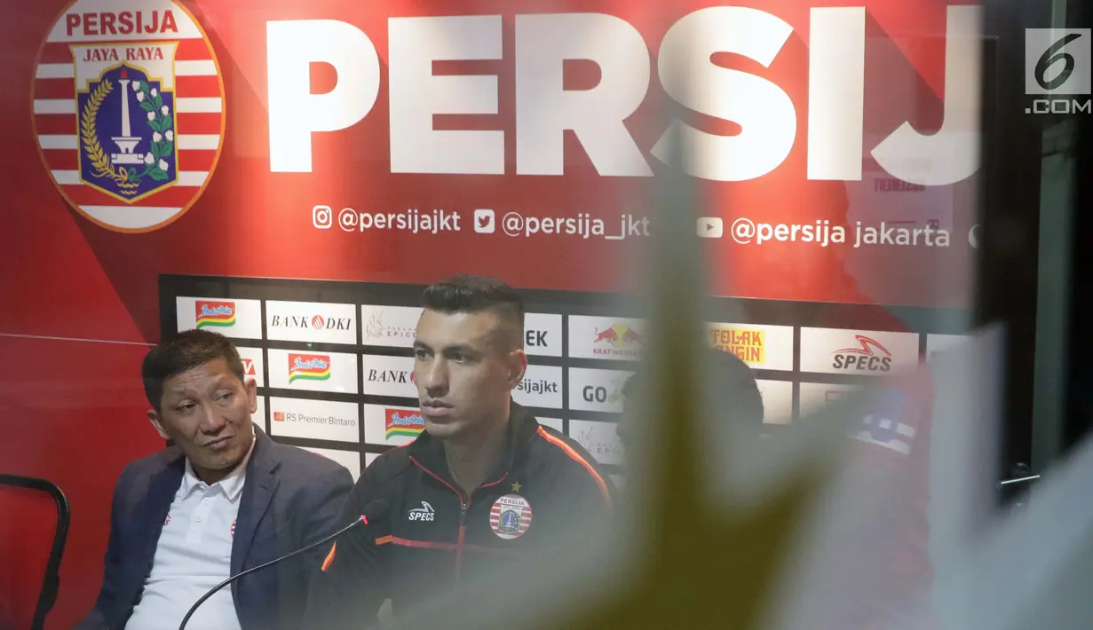 Pemain baru Persija, Alexandre Luiz Reame atau Xandao (kiri) saat memberi keterangan di Kantor Persija, Jakarta, Jumat (30/8/2019). Di Eropa, pesepakbola berkewarganegaraan Brasil ini pernah membela Sporting Lisbon dan Sporting Gijon. (Liputan6.com/Helmi Fithriansyah)