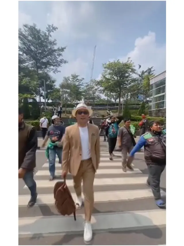 6 Potret Ridwan Kamil Ikut Catwalk di Citayam Fashion Week, Dikawal Para Ojol