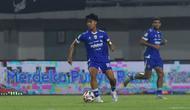 Gelandang muda Persib Bandung, Nazriel Alfaro menjalani debut di BRI Super League 2025/2026 saat Maung Bandung bertandang ke markas Madura United, Minggu (30/11/2025). (Dok. I.League)