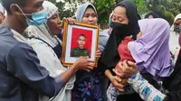 Keluarga prajurit TNI gugur di pemakaman secara militer di Pekanbaru. (Liputan6.com/M Syukur)