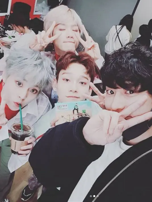 "Inilah yang dinamakan kesetiaan," tulis Baekhyun sebagai keterangan video. "Kopi datang," teriak Chanyeol dengan wajah yang terlihat begitu riang. (Foto: instagram.com/real__pcy)