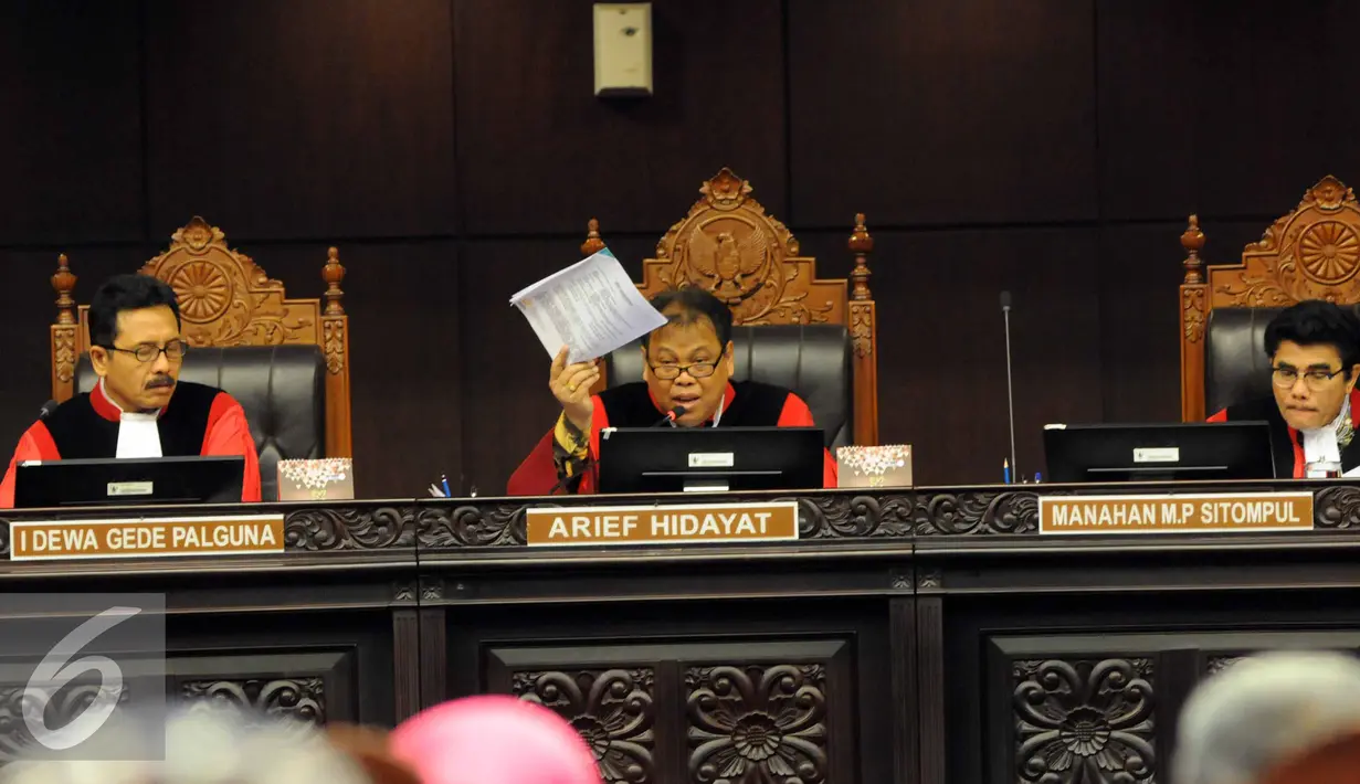 Ketua Majelis Hakim Konstitusi Arief Hidayat (tengah) memimpin sidang panel I perkara PHPKada 2015, Jakarta, Selasa (12/1). Sidang beragendakan mendengarkan jawaban termohon dan pihak terkait sebagai pemenang pilkada. (Liputan6.com/Helmi Afandi)