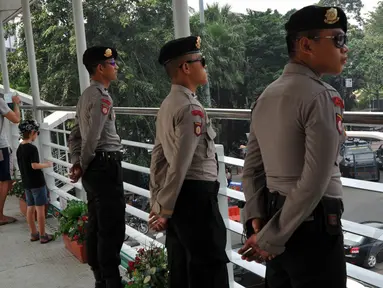 Aparat Kepolisian berjaga di sekitar Bundaran Hotel Indonesia, Jakarta (20/5/2015). Penjagaan ini berkaitan dengan akan dilaksanakannya aksi ribuan mahasiswa di depan Istana Presiden. (Liputan6.com/Johan Tallo)