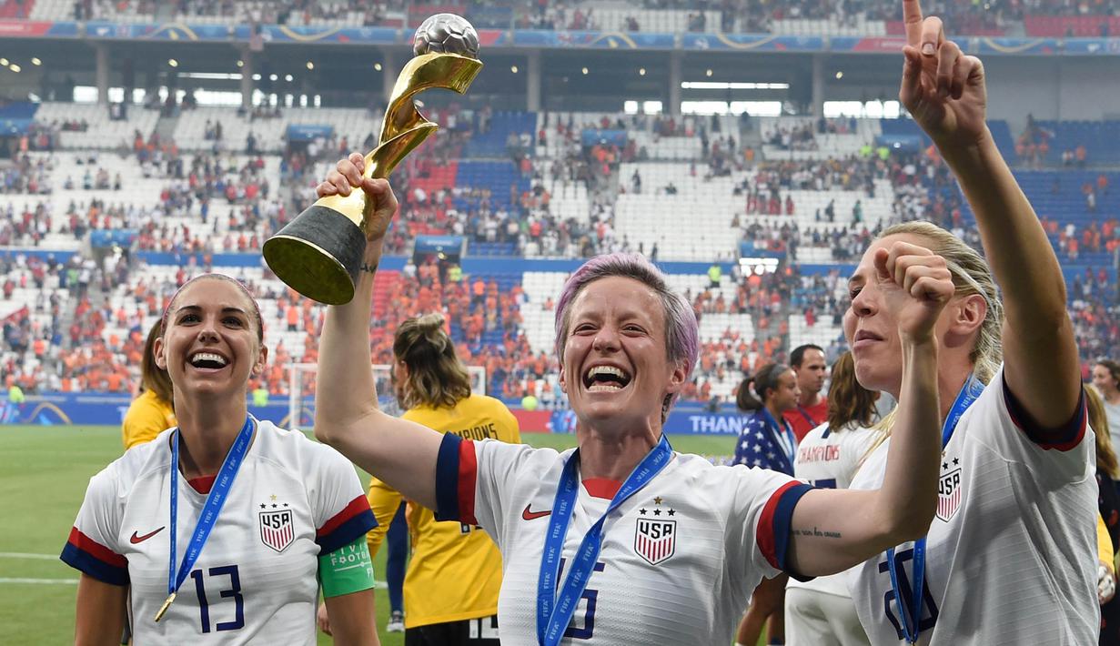 Striker Amerika Serikat, Megan Rapinoe, bersama rekan-rekannya merayakan gelar juara Piala Dunia Wanita 2019 usai mengalahkan Belanda pada laga final di Stadion Lyon, Lyon, Minggu (7/7). AS menang 2-0 atas Belanda. (AFP/Phillippe Desmazes)