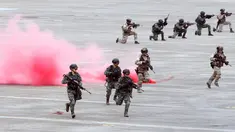 Tentara pasukan khusus Taiwan berlari melewati asap selama latihan tahunan Han Kuang di sebuah pangkalan udara di Taichung, Kamis (7/6). Latihan militer tahunan terbesar ini digelar di tengah kian agresifnya China terhadap Taiwan. (AP/Chiang Ying-ying)