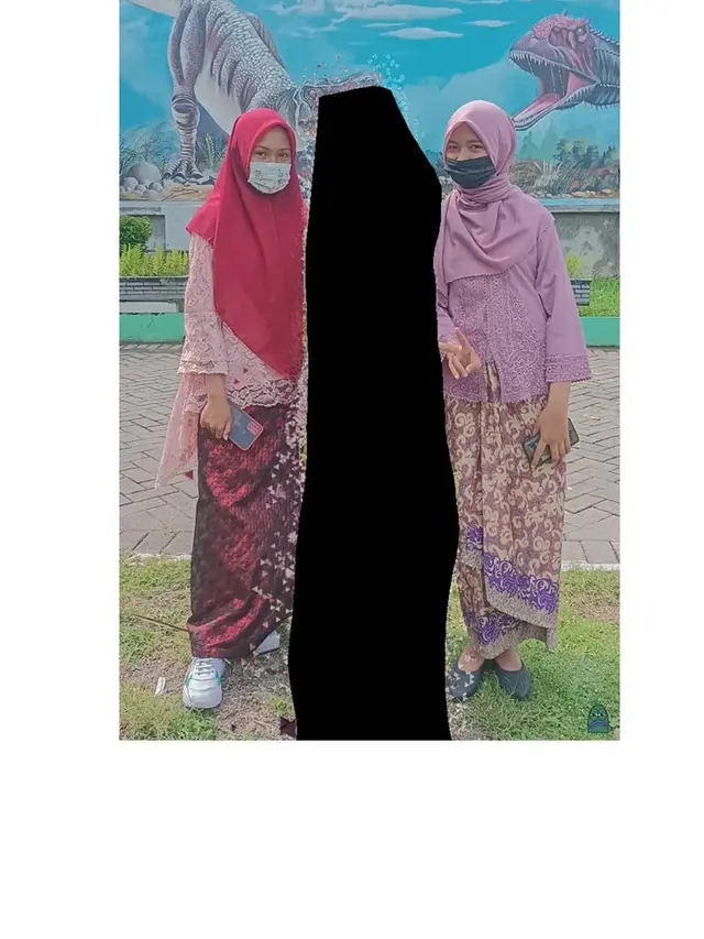 Wanita Ini Minta Foto Teman di Sebelahnya Dihilangkan, 7 Hasilnya Bikin Tepuk Jidat