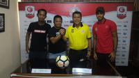 Pelatih dan pemain Semen Padang serta Persis foto bersama, Minggu (14/10/2018), jelang pertandingan. (Bola.com/Arya Sikumbang)