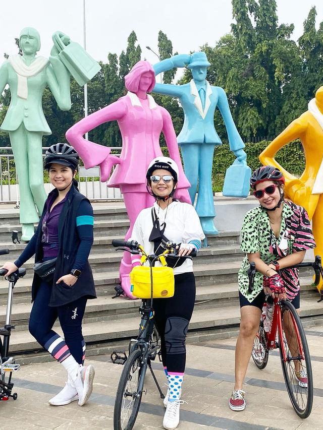 7 Gaya Annisa Pohan saat Bersepeda, Tetap Kece