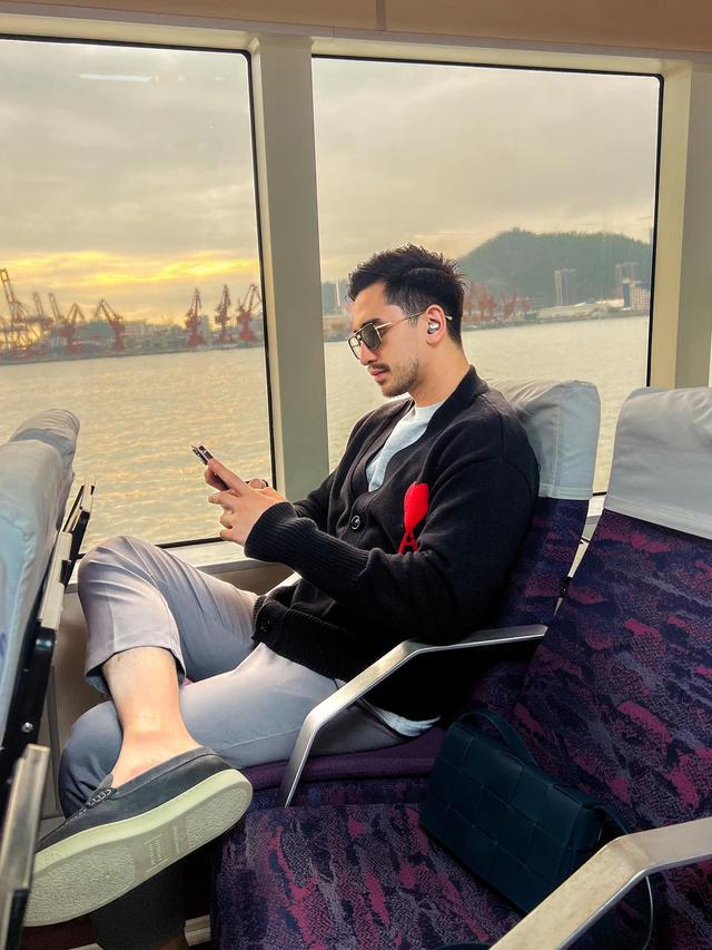 Brewoknya Makin Tebal, Ini 7 Potret Verrell Bramasta Waktu Liburan di Macau