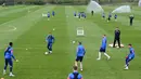 Gelandang West Ham United Mark Noble (kedua kiri) menghadiri sesi latihan di tempat latihan West Ham United di London timur, Rabu (13/4/2022). West Ham akan bertandang ke markas Lyon pada leg kedua perempat final Liga Europa di Stadion Groupama, Jumat 15 April dini hari WIB. (JUSTIN TALLIS/AFP)