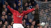 5. Andy Cole - Pada era 90an, dirinya merupakan icon ketajaman lini depan Manchester United di bawah kepemimpinan Sir Alex Ferguson. Lima gelar Premier League berhasil dipersembahkannya untuk Setan Merah. (AFP/Gerry Penny)