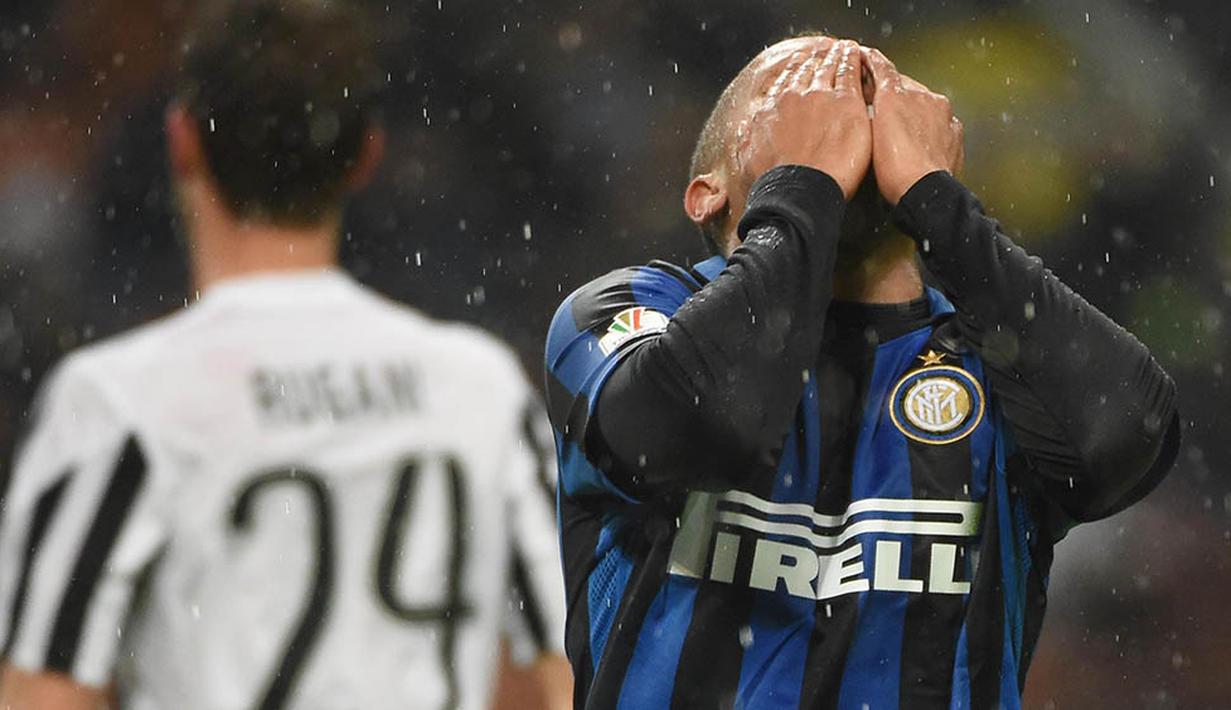 Gelandang Inter Milan, Jonathan Biabiany, tampak kecewa saat laga melawan Juventus. Gol dari Inter dicetak oleh Brozovic (2) dan Perisic. (EPA/Daniel Dal Zennaro)