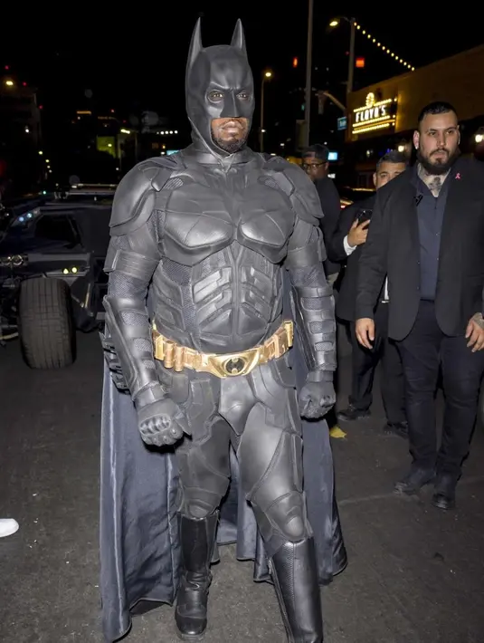 Diddy, rapper asal Amerika pun tampil tak tanggung-tanggung. Ia memilih menjadi Batman dengan kostum lengkapnya beserta penutup kepala yang berwarna hitam. [Foto: Instagram/justjared]