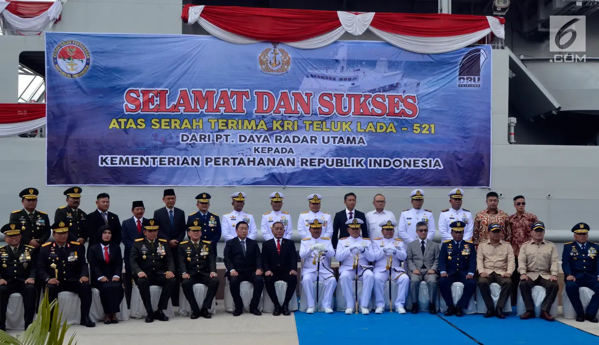Menhan RI Ryamizard Ryacudu foto bersama saat serah terima Kapal Angkut Tank (AT- 4) KRI Teluk Lada-521 dari PT DRU kepada Kapusada Baranahan Kemhan di Dermaga PT DRU, Bandar Lampung, Selasa, (26/2). (Liputan6.com/HO/Kemhan)