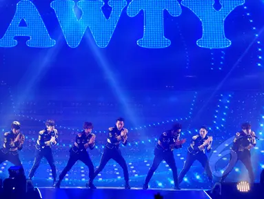 Super Junior kembali menyapa penonton--khususnya penggemarnya yang disebut ELF--dengan suguhan konser 'Super Show 6' di Indonesia Convention Exhibition (ICE), BSD, Tangerang, Minggu (3/5/2015). (Liputan6.com/Faisal R Syam)
